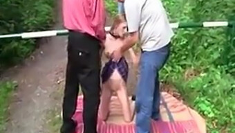 Une Fille Maigre Amateur: Humiliation En Plein Air Et Stimulée