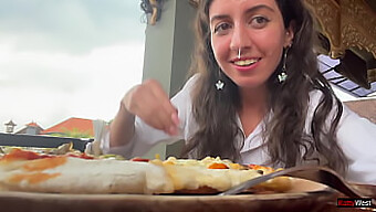 Kinky Pizza En Sperma Spelen In Een Openbaar Café