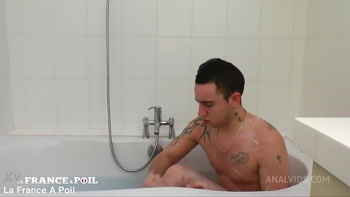 Een Jonge Franse Jongen Krijgt De Facial Cumshot Van Zijn Cougar Huisbaas Onder De Douche.