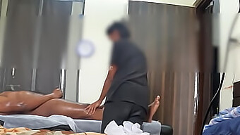 Surveillée Prise: Une Rencontre Chaude Avec Un Massage