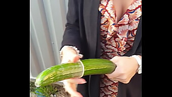 La Petite Milf Angel84 Affronte Une Grosse Bite Dans La Poêle Aux Légumes